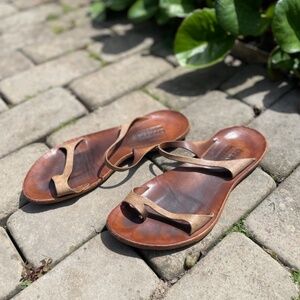 Leather Toe-Loop Sandals in Brown